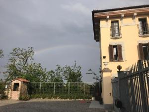 una casa con una puerta negra y una valla en B&B Molinetto en Piacenza