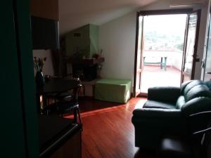 - un salon avec un canapé et une porte coulissante en verre dans l'établissement Appartamento RELAX, à Terni