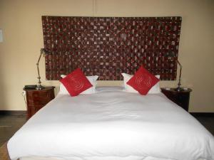 Un pat sau paturi într-o cameră la Izapa Bush And Game Lodge