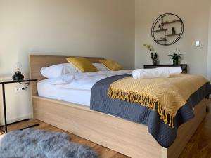 1 dormitorio con 2 camas con sábanas blancas y almohadas amarillas en AGIHOME Rajska 3 Apartments, en Cracovia