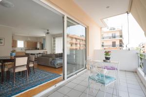 Χώρος καθιστικού στο Comfortable spacious apartment at central position / FIL27