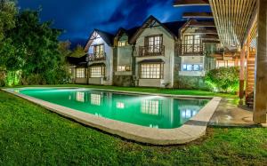 A piscina localizada em Hotel Inti Kuyen Plaza ou nos arredores