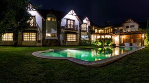 A piscina localizada em Hotel Inti Kuyen Plaza ou nos arredores