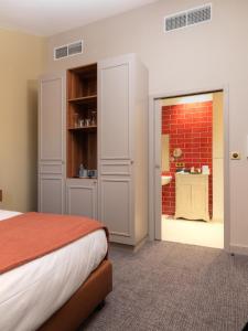 Un pat sau paturi într-o cameră la Les Grains d'Argent Dizy - Epernay