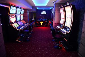 pokój z dwoma automatami w kasynie w obiekcie Hotel Dunav Požarevac w mieście Požarevac