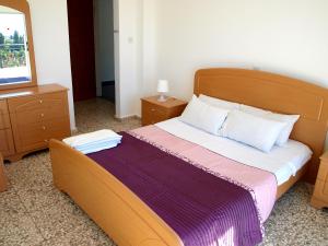 1 dormitorio con 1 cama, vestidor y TV en Mariandy 1 en Coral Bay