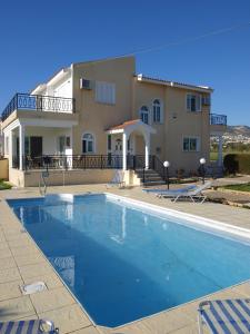 una villa con piscina frente a una casa en Mariandy 1, en Bahía de Coral