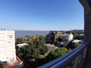 - un balcon offrant une vue sur la ville dans l'établissement Eugenio Araus Apartamento 504, à Colonia del Sacramento