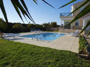 una piscina con sillas y una casa en Mariandy 1, en Bahía de Coral 10 fotos más