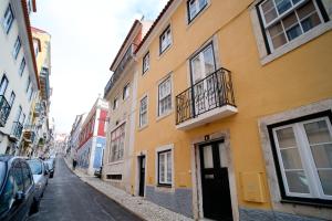 リスボンにあるBright And Sunny Apartmentの黄色の建物のある狭い通り