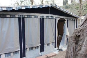 Tienda de campaña azul y blanco con puerta abierta en Camping Denis, en Brenzone sul Garda