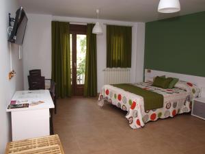 Postel nebo postele na pokoji v ubytování Hostal La Ribera del Júcar