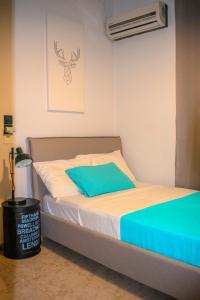 sypialnia z łóżkiem z niebieską poduszką w obiekcie Villa-Maria w mieście Triopetra