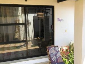 przesuwane szklane drzwi domu z krzesłem w obiekcie San Jose Olympia w mieście San Cristóbal de Las Casas