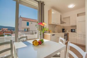 Kuchyň nebo kuchyňský kout v ubytování Apartment D