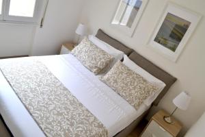 A bed or beds in a room at Modarno Exclusive Apartments