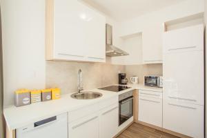 Kuchyň nebo kuchyňský kout v ubytování Apartment D