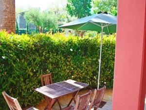 tavolo e sedie con ombrellone verde di Villachiara a Silvi Marina