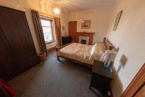 Ένα ή περισσότερα κρεβάτια σε δωμάτιο στο Period House / Entire Upstairs Flat