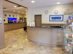 une salle d'attente avec comptoir dans un hôpital dans l'établissement Hotel Touring, à Falconara Marittima