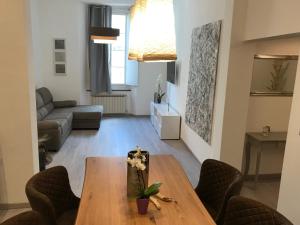 Posedenie v ubytovaní Lovely Apt Old Town with FREE PRIVATE PARKING included!
