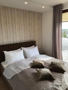 パランガにあるSea View Penthouse Terrace Palanga Old Townの大きなベッドと枕のある寝室 +65枚の写真