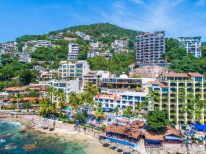 una vista aerea di un resort sulla spiaggia di Marboka Hotel & Suites a Puerto Vallarta