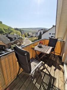 eine Terrasse mit Tisch und Stühlen auf einem Balkon in der Unterkunft Ahrtal Vier Sterne Ferienwohnungen Alexandra Weiler Panorama in Bad Neuenahr-Ahrweiler + 23 Fotos