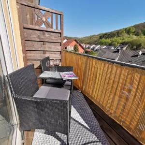 Ein Balkon oder eine Terrasse in der Unterkunft Ahrtal Vier Sterne Ferienwohnungen Alexandra Weiler Panorama