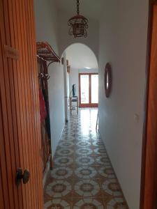 um corredor com piso em azulejo numa casa em Palazzo Ionio em Scalea
