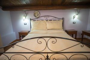 ein Schlafzimmer mit einem Bett mit einem Metallkopf in der Unterkunft B&B Salotto Di Athena in Agrigento