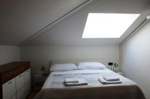 um quarto com uma cama com duas toalhas em Apartment Tanja em Cres