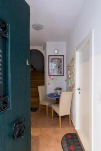 ein Esszimmer mit einem Tisch und zwei Stühlen in der Unterkunft Guest House Tomasi One in Dubrovnik