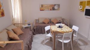 una pequeña sala de estar con mesa y sofá en Butterfly Apartments, en Palermo