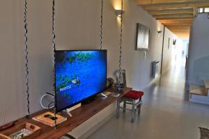 a television sitting on a table in a living room at Casa do Cais da Torreira in Torreira