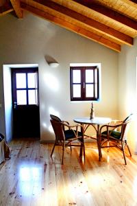 a dining room with a table and chairs at Casa do Cais da Torreira in Torreira