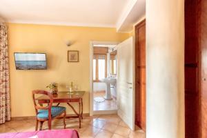 uma sala de jantar com uma mesa e uma casa de banho em B&B Armonia em Siracusa