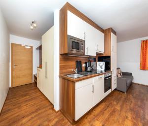 Kuchyň nebo kuchyňský kout v ubytování Appartement Pension Albert summercard and free parking included