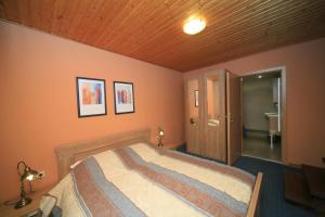 Een bed of bedden in een kamer bij Altes Zollhaus Nähe Luxemburg