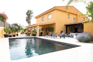 a swimming pool in front of a house at Villa Bo in Deltebre