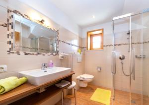 Koupelna v ubytování Appartement Pension Albert summercard and free parking included + 36 fotografií