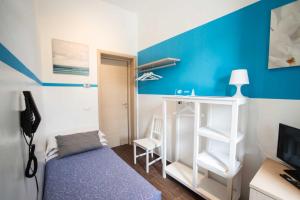 Postel nebo postele na pokoji v ubytování Blue Hotel
