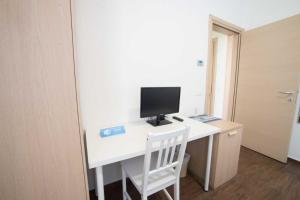 TV a/nebo společenská místnost v ubytování Blue Hotel