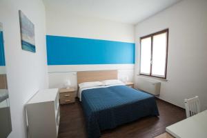 Postel nebo postele na pokoji v ubytování Blue Hotel