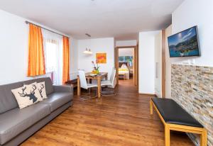 A seating area at Appartement Pension Albert