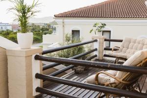 a balcony with a view of a house at Sedgefield Beach House/Sedgefield Strandhaus in Sedgefield