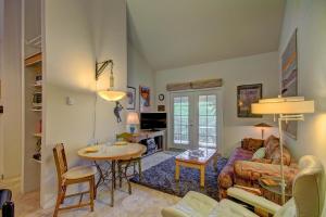 una sala de estar con un sofá y una mesa en Alpenrose 303, en Breckenridge