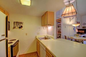 una cocina con fregadero y encimera en Alpenrose 303, en Breckenridge