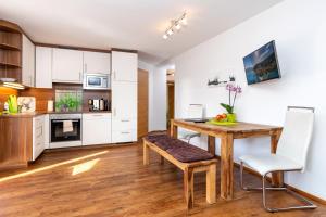 Kuchyň nebo kuchyňský kout v ubytování Appartement Pension Albert summercard and free parking included