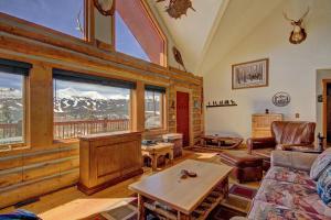 ブリッケンリッジにあるBarton Cabin 433の山の景色が見えるリビングルーム +18枚の写真